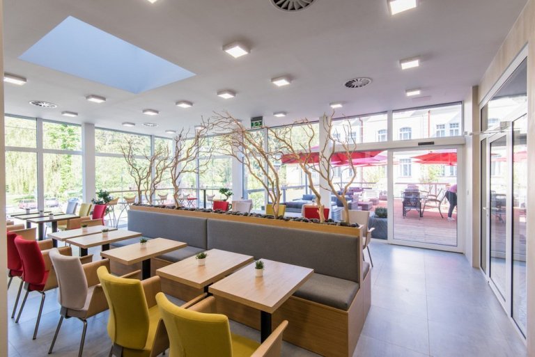 Cafe Slávia v Luhačovicích vzniklo za neuvěřitelné 2 měsíce. Když mě v březnu majitel oslovil, že by chtěl vypracovat návrh na kavárnu, kterou by rád před…