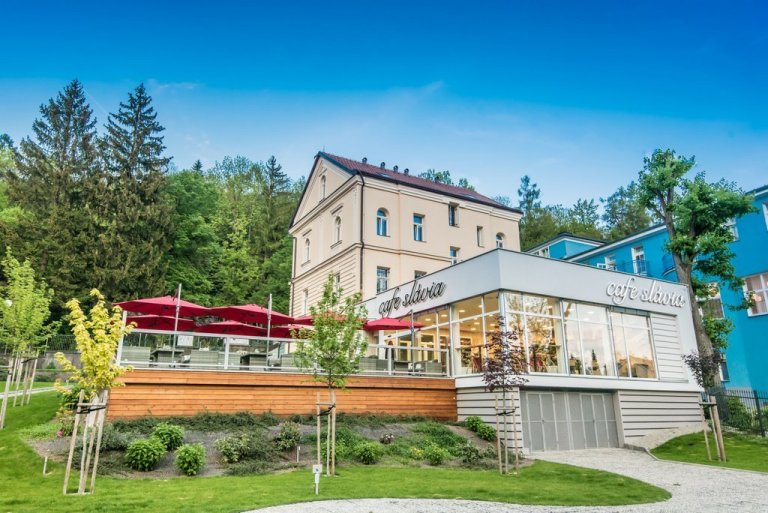 Cafe Slávia v Luhačovicích vzniklo za neuvěřitelné 2 měsíce. Když mě v březnu majitel oslovil, že by chtěl vypracovat návrh na kavárnu, kterou by rád před…