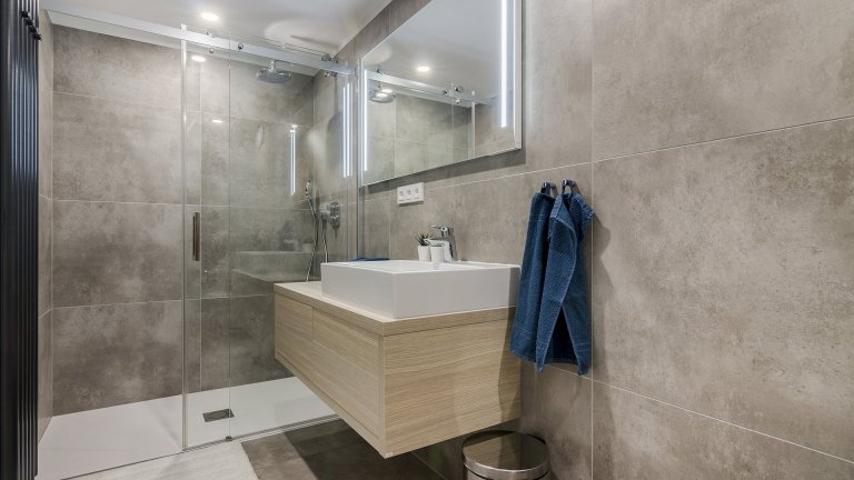 Na začátku tohoto interiéru nebylo nic. Úplně holá půda. Přišli jste nahoru pod střechu, všude jen trámy, holé zdi a tma. Otázka byla, co tu nakonec vznikne, k…