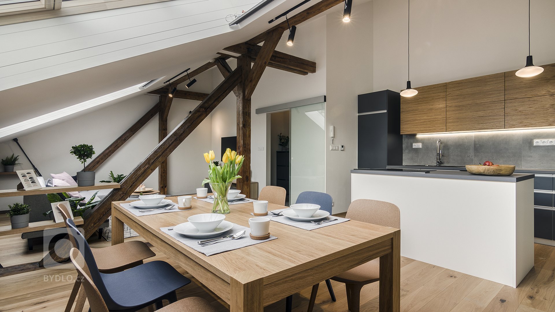 Na začátku tohoto interiéru nebylo nic. Úplně holá půda. Přišli jste nahoru pod střechu, všude jen trámy, holé zdi a tma. Otázka byla, co tu nakonec vznikne, k…