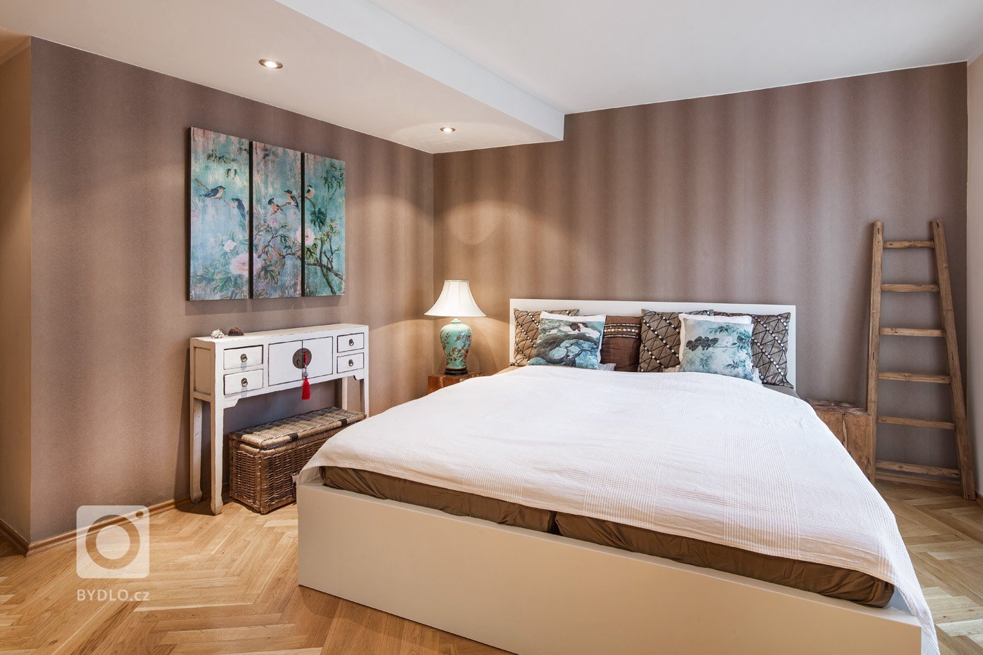 Tento krásný světlý byt, který se nachází v posledním patře činžovního domu na Vinohradech, je dispozičně rozdělen do&nbsp; dvou úrovní. Spodní část, kde…