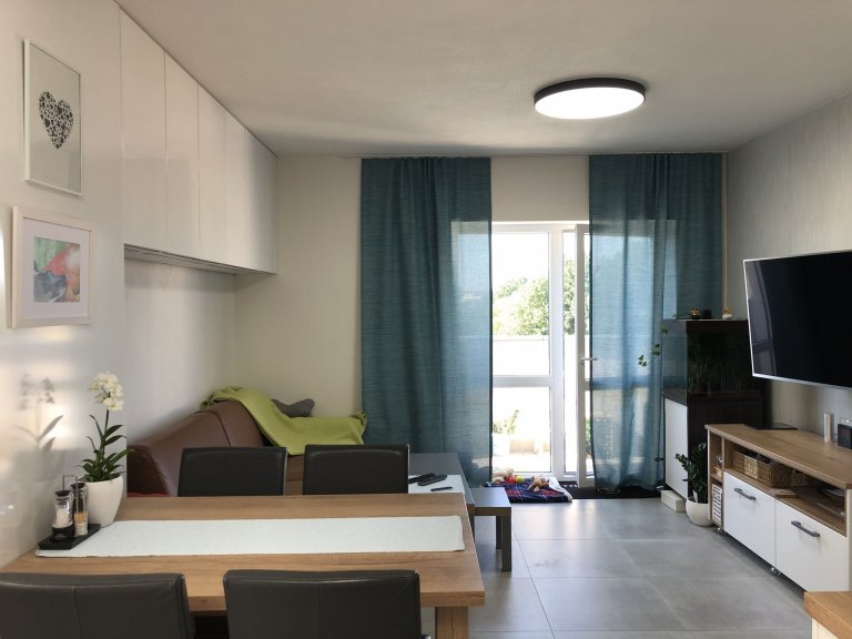 Celý prostor je vybaven od německého výrobce Nobilia.

Kombinace Lux - lak vysoký lesk - Alpská bílá a Structura - lamino - Dub Sierra

Spotřebiče Miele, dřez…