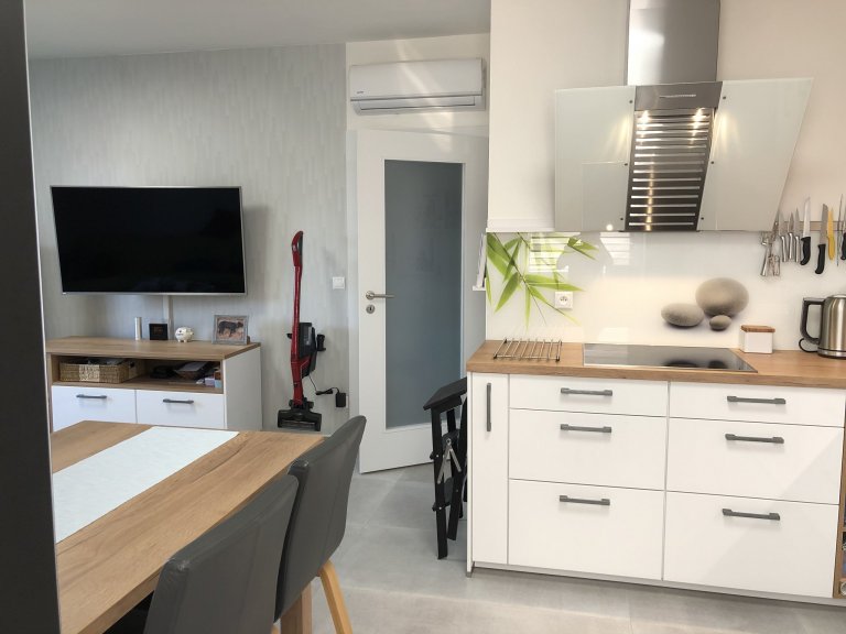 Celý prostor je vybaven od německého výrobce Nobilia.

Kombinace Lux - lak vysoký lesk - Alpská bílá a Structura - lamino - Dub Sierra

Spotřebiče Miele, dřez…