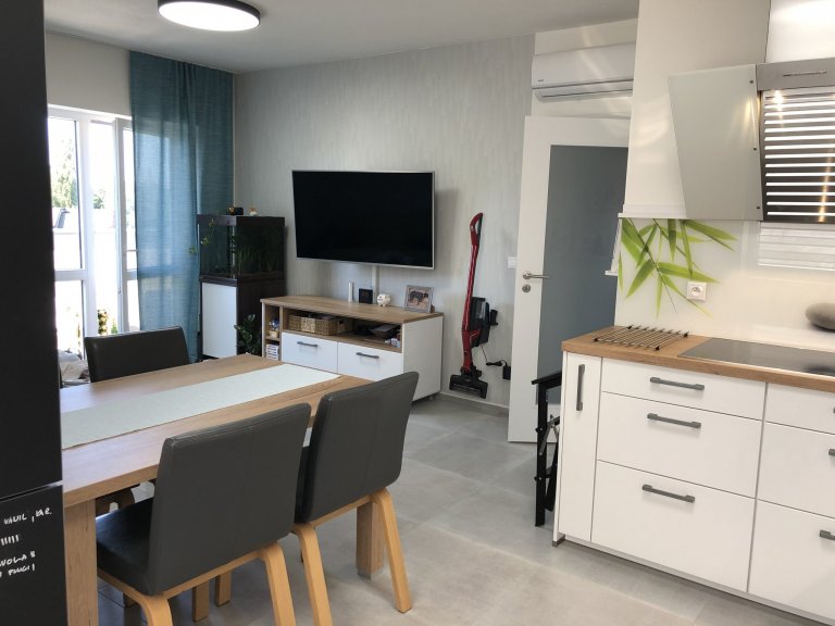 Celý prostor je vybaven od německého výrobce Nobilia.

Kombinace Lux - lak vysoký lesk - Alpská bílá a Structura - lamino - Dub Sierra

Spotřebiče Miele, dřez…