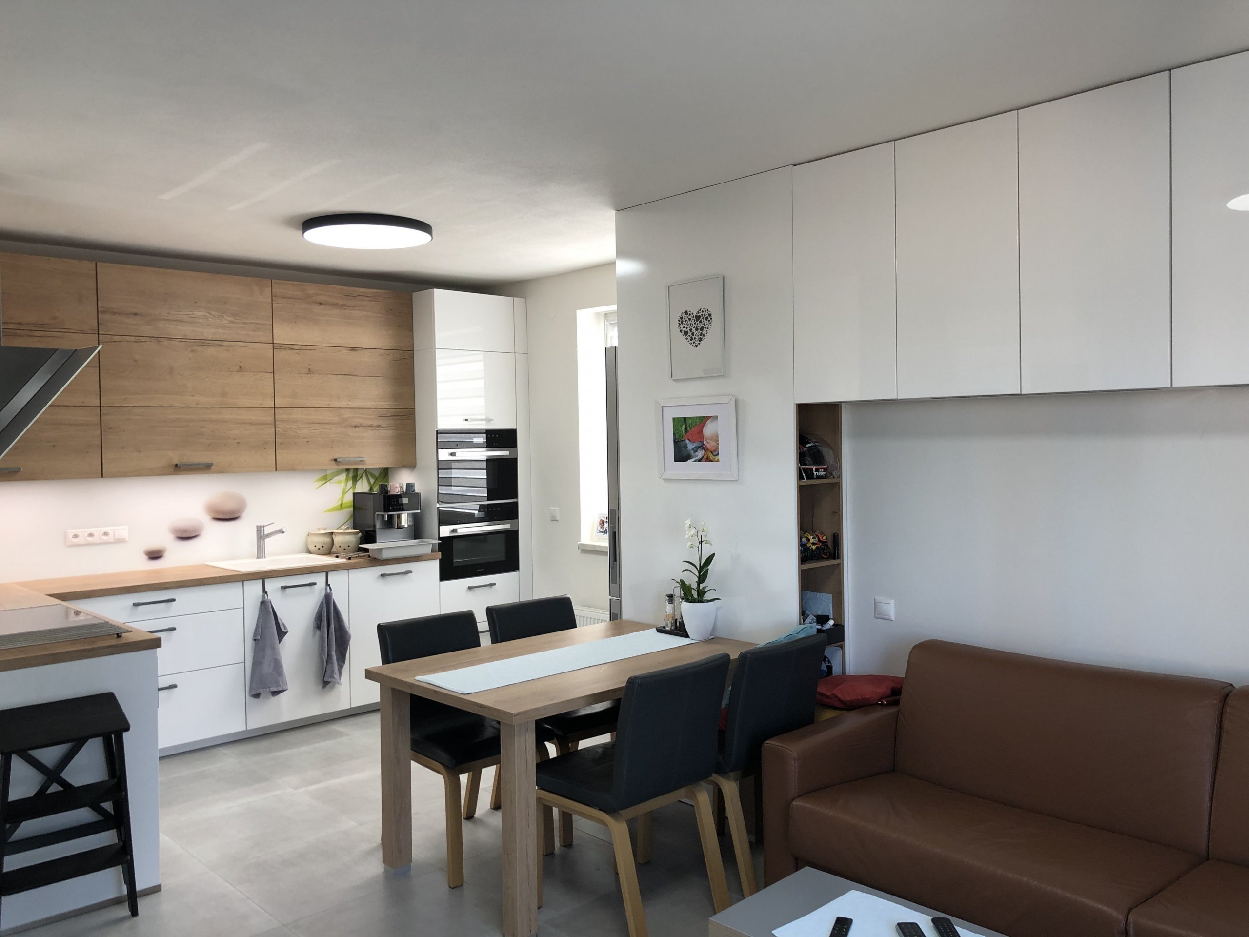 Celý prostor je vybaven od německého výrobce Nobilia.

Kombinace Lux - lak vysoký lesk - Alpská bílá a Structura - lamino - Dub Sierra

Spotřebiče Miele, dřez…