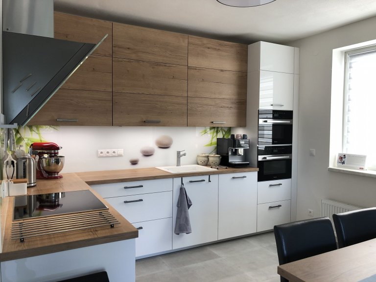 Celý prostor je vybaven od německého výrobce Nobilia.

Kombinace Lux - lak vysoký lesk - Alpská bílá a Structura - lamino - Dub Sierra

Spotřebiče Miele, dřez…