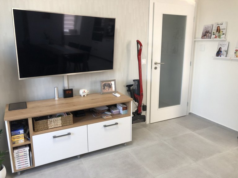 Celý prostor je vybaven od německého výrobce Nobilia.

Kombinace Lux - lak vysoký lesk - Alpská bílá a Structura - lamino - Dub Sierra

Spotřebiče Miele, dřez…