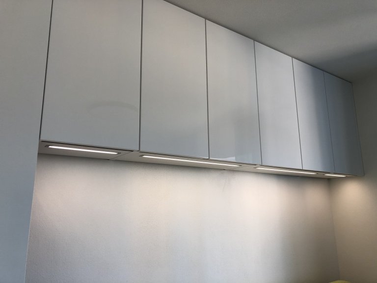 Celý prostor je vybaven od německého výrobce Nobilia.

Kombinace Lux - lak vysoký lesk - Alpská bílá a Structura - lamino - Dub Sierra

Spotřebiče Miele, dřez…