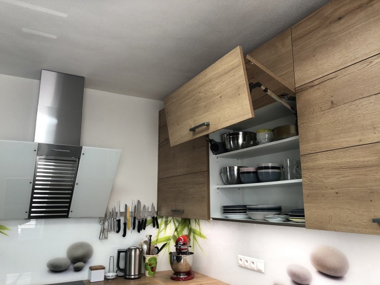 Celý prostor je vybaven od německého výrobce Nobilia.

Kombinace Lux - lak vysoký lesk - Alpská bílá a Structura - lamino - Dub Sierra

Spotřebiče Miele, dřez…