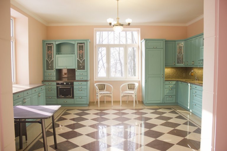 Rustikální kuchyň  s kachlovými kamny