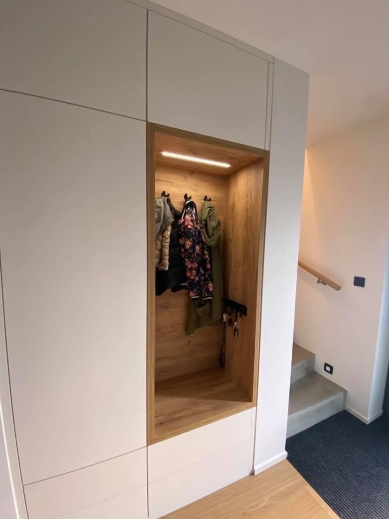 Vždy vytváříme interiér, který je komplexní a funkční jako jeden celek.&nbsp;Co to znamená? Nelpíme na zastaralém rozdělení interiéru do mnoha rozdílných…