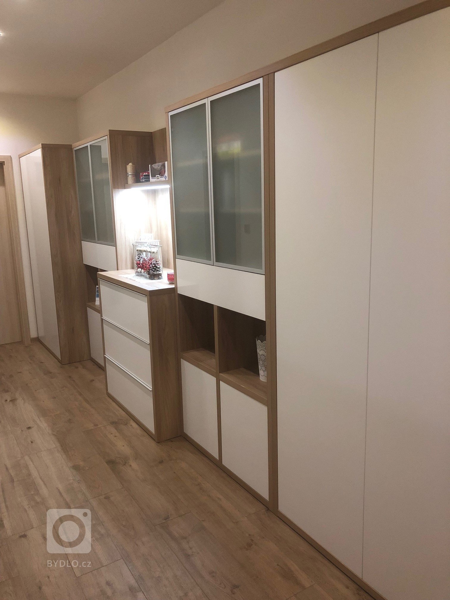 Průchozí chodbu ve středu domu lze rovněž účelně využít...