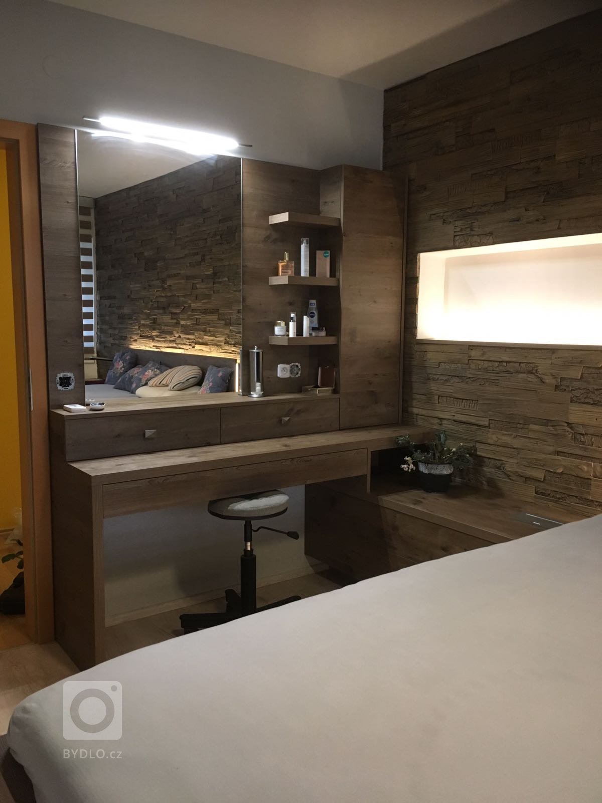 ložnice na míru s toaletním stolkem a břidlicovým obkladem doplněná LED diodovým podsvětlením postele a zabudované niky. Na oknech jsou osazeny oblíbené…