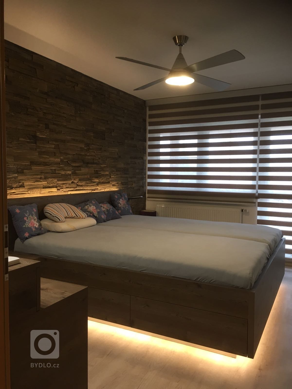 ložnice na míru s toaletním stolkem a břidlicovým obkladem doplněná LED diodovým podsvětlením postele a zabudované niky. Na oknech jsou osazeny oblíbené…