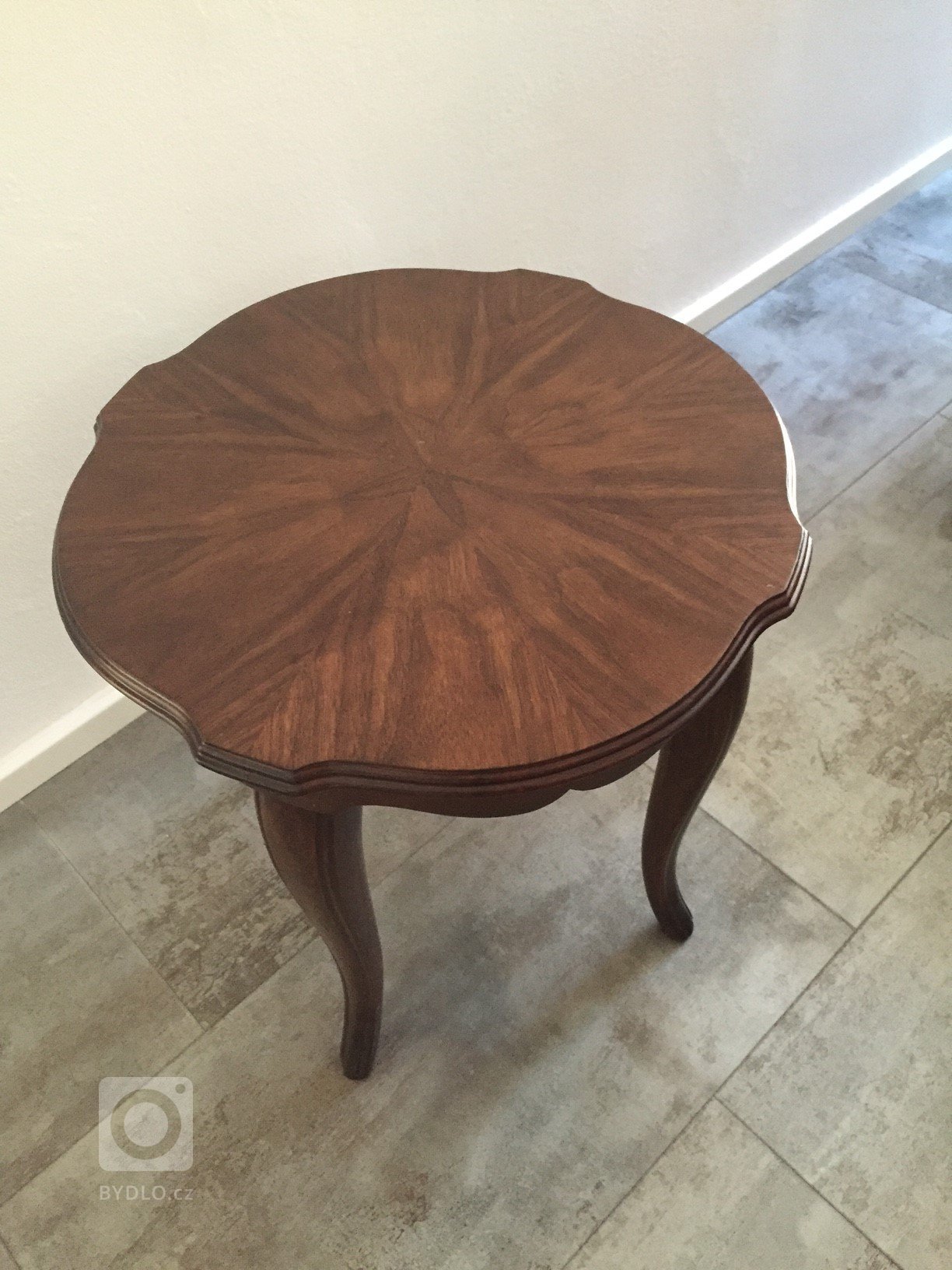 Kuchyňská linka v bílém vysokém lesku doplněná masivní pracovní deskou. V kuchyni je umístěn námi renovovaný starožitný stůl s židlemi a konferenční stolek.
