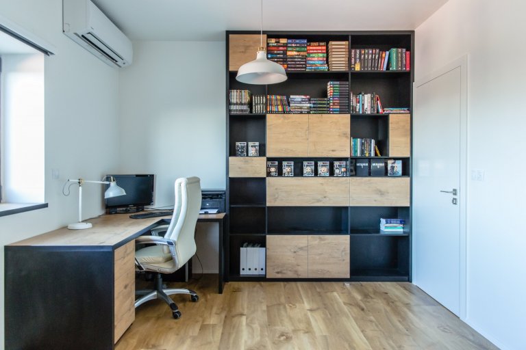 Tenhle útulný a moderní rodinný dům si zasloužil pořádnou kuchyň propracovanou do detailu. Klientka si vysnila velkou a praktickou kuchyň a tu jsem ji splnila.…