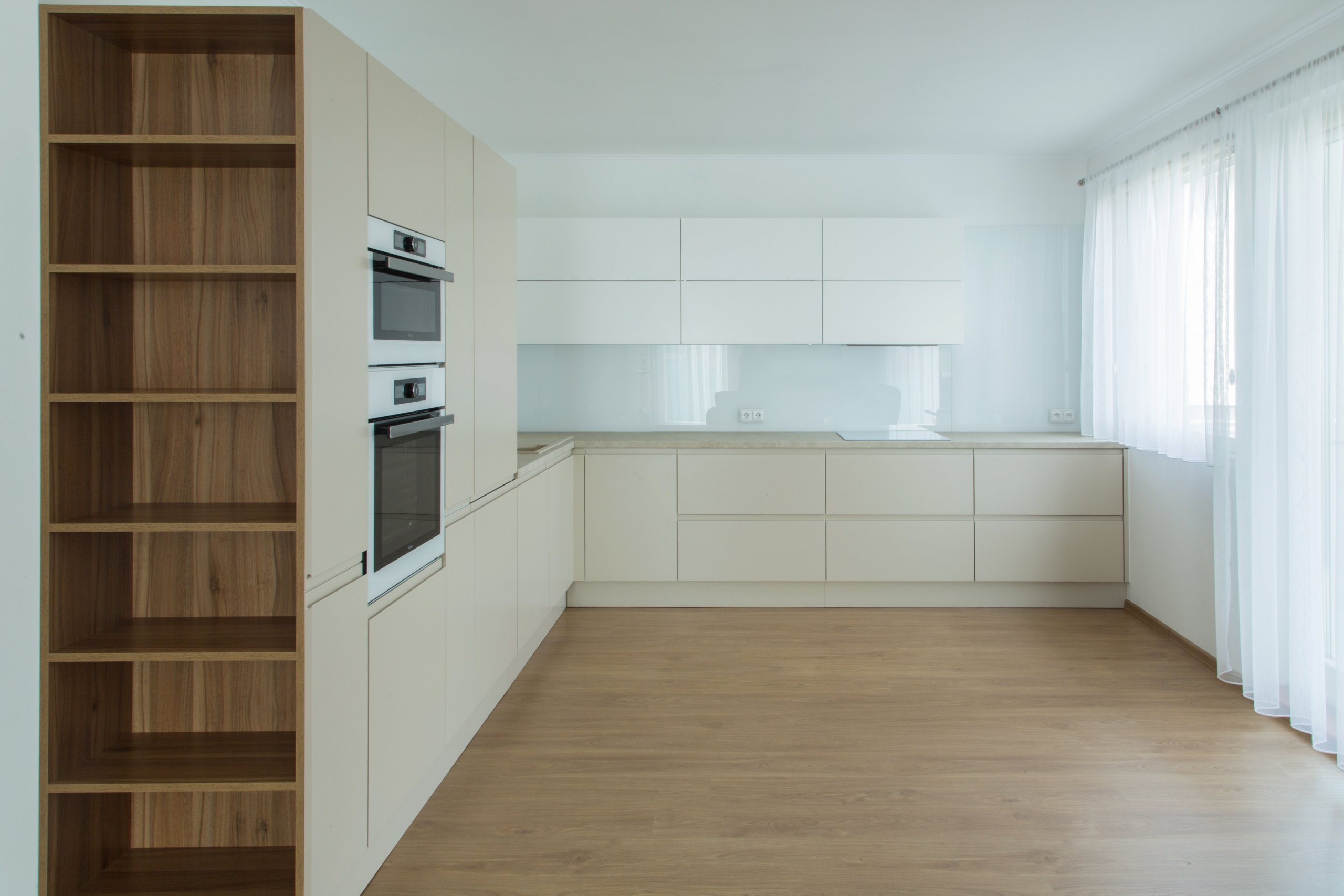 Praktická a nadčasová kuchyně do rodinného domu byla navržena tak, aby tvořila přirozenou součást prostoru. K tomu přispěl výběr barev, úchytky které jsou…