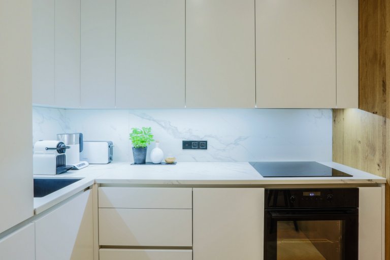 Při první schůzce jsem pochopila, že mě čeká náročný projekt, ale zároveň velká výzva. Klientka požadovala v bytě prohodit dispozičně kuchyň s koupelnou.…