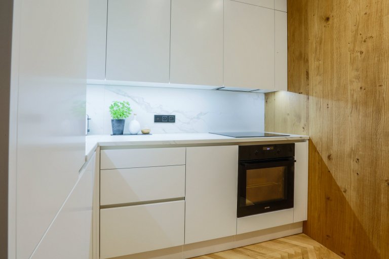 Při první schůzce jsem pochopila, že mě čeká náročný projekt, ale zároveň velká výzva. Klientka požadovala v bytě prohodit dispozičně kuchyň s koupelnou.…