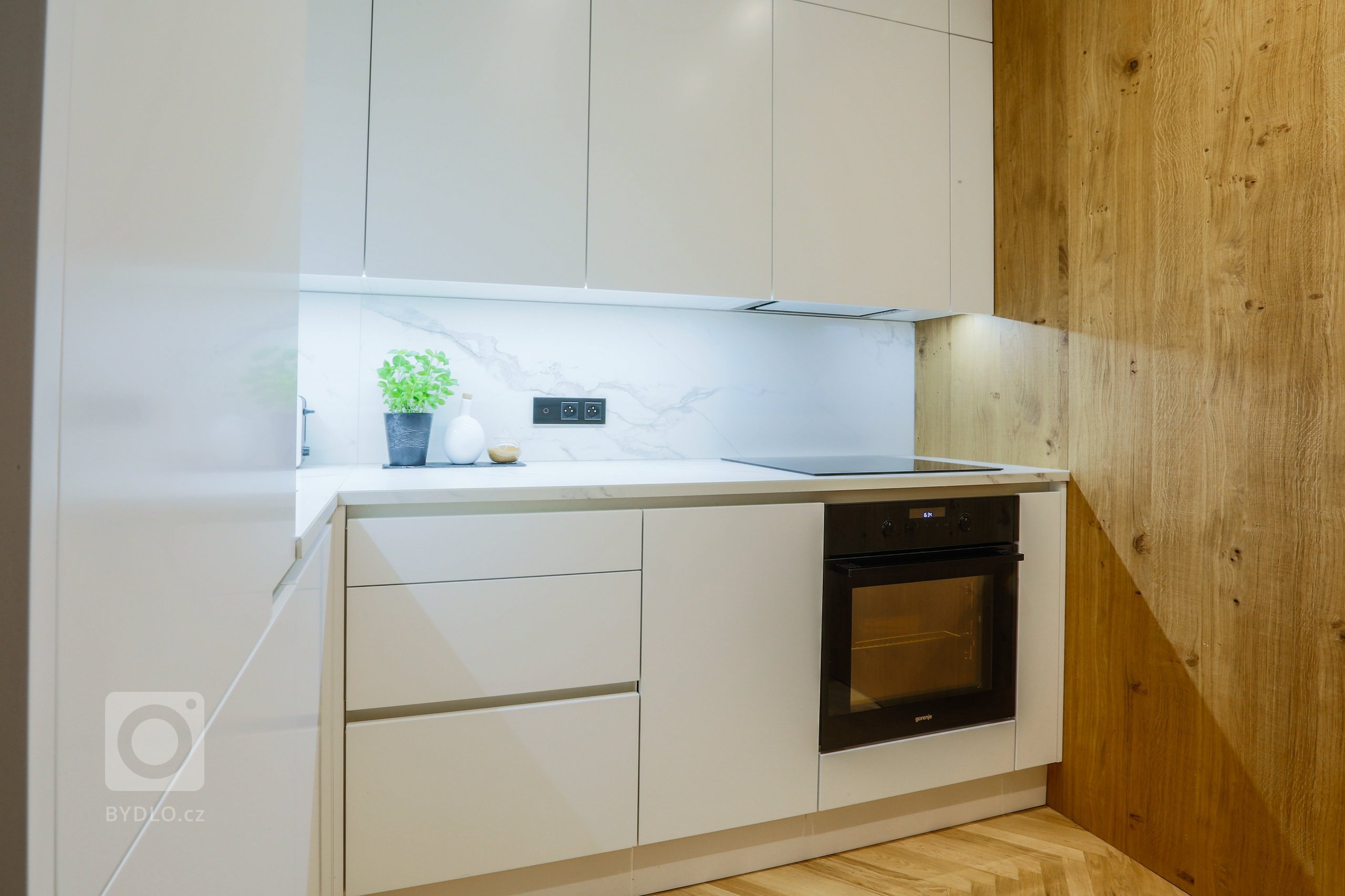 Při první schůzce jsem pochopila, že mě čeká náročný projekt, ale zároveň velká výzva. Klientka požadovala v bytě prohodit dispozičně kuchyň s koupelnou.…