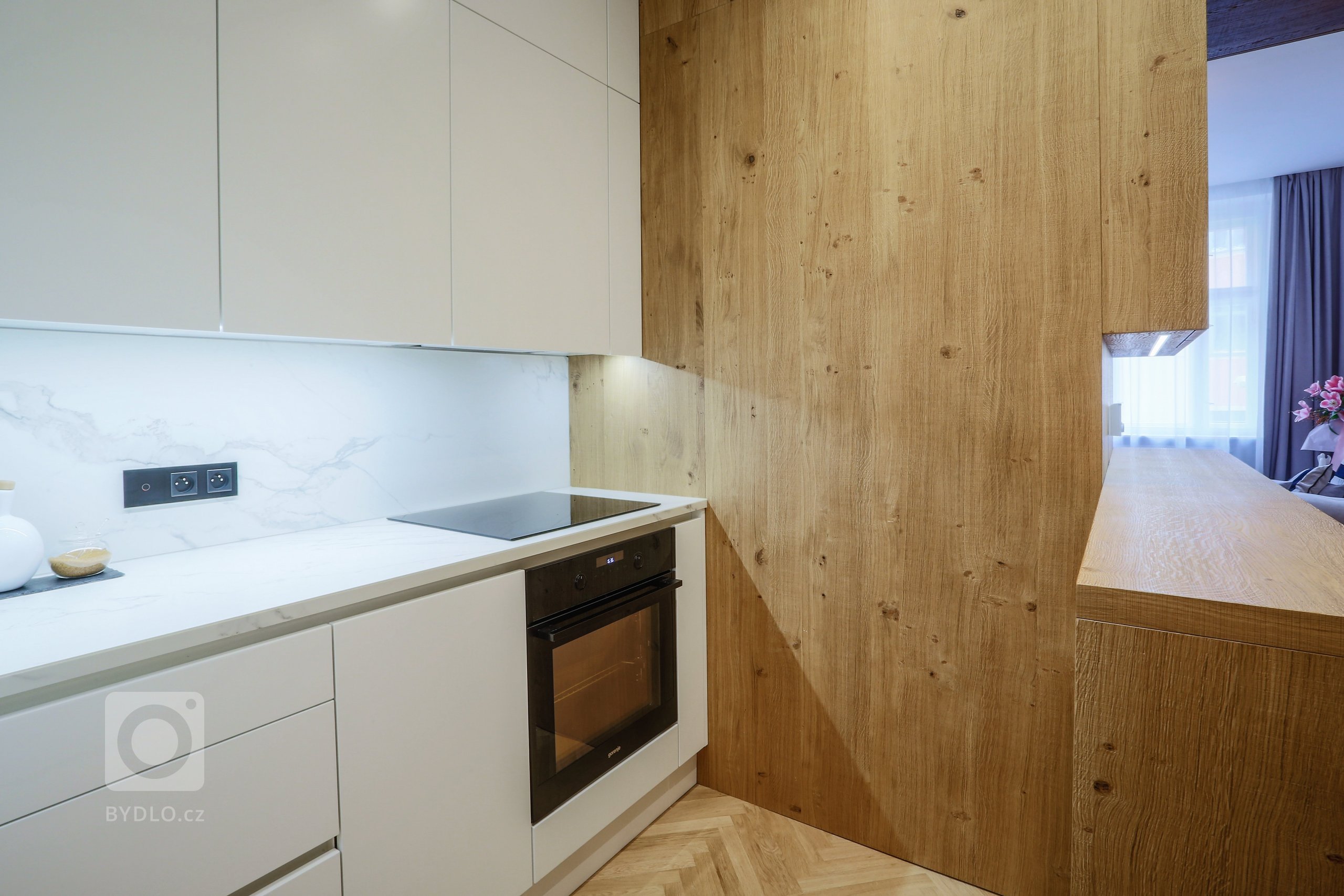 Při první schůzce jsem pochopila, že mě čeká náročný projekt, ale zároveň velká výzva. Klientka požadovala v bytě prohodit dispozičně kuchyň s koupelnou.…