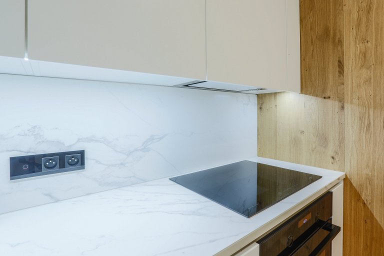 Při první schůzce jsem pochopila, že mě čeká náročný projekt, ale zároveň velká výzva. Klientka požadovala v bytě prohodit dispozičně kuchyň s koupelnou.…