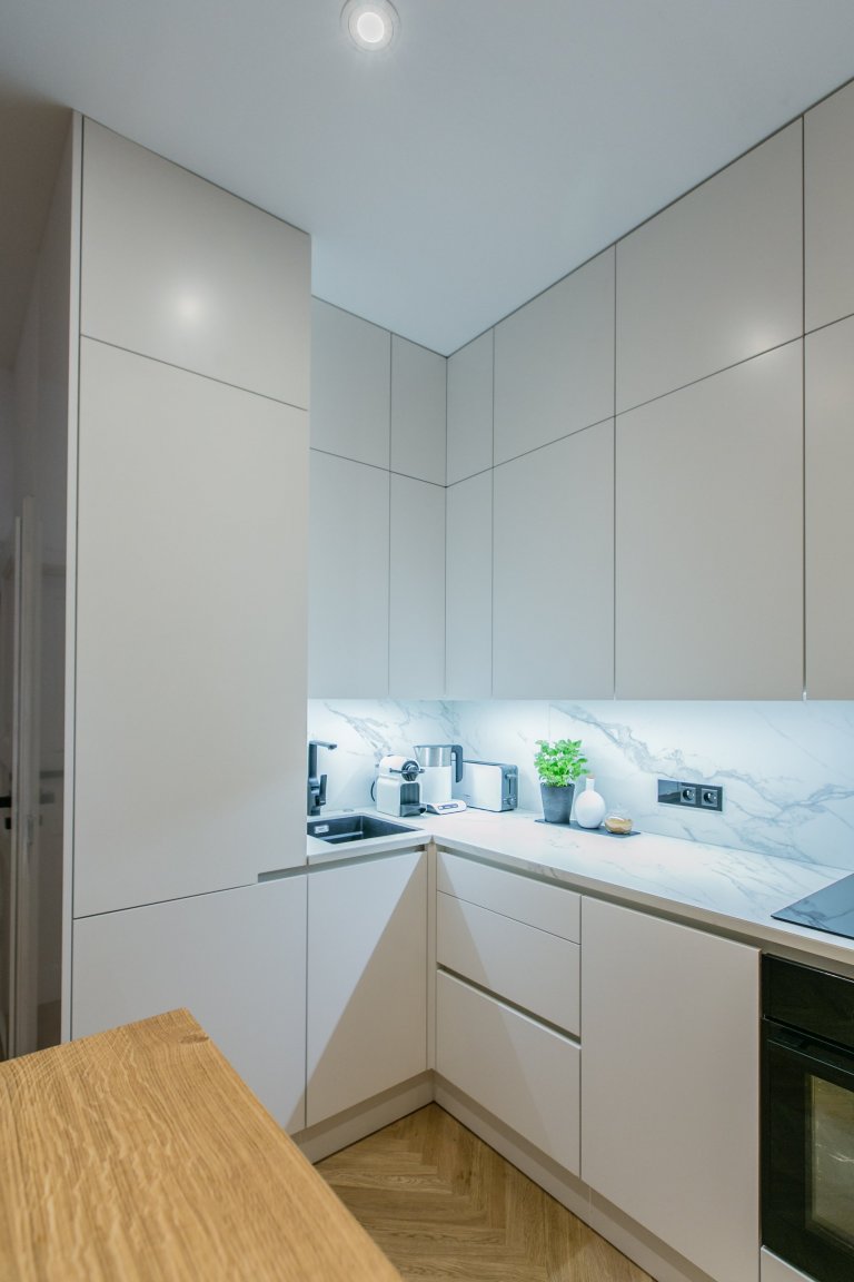 Při první schůzce jsem pochopila, že mě čeká náročný projekt, ale zároveň velká výzva. Klientka požadovala v bytě prohodit dispozičně kuchyň s koupelnou.…