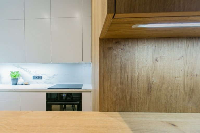 Při první schůzce jsem pochopila, že mě čeká náročný projekt, ale zároveň velká výzva. Klientka požadovala v bytě prohodit dispozičně kuchyň s koupelnou.…