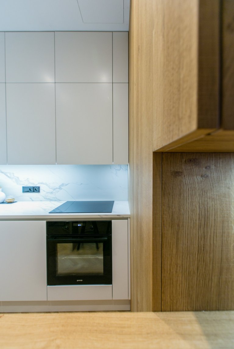 Při první schůzce jsem pochopila, že mě čeká náročný projekt, ale zároveň velká výzva. Klientka požadovala v bytě prohodit dispozičně kuchyň s koupelnou.…