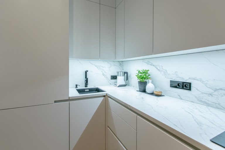 Při první schůzce jsem pochopila, že mě čeká náročný projekt, ale zároveň velká výzva. Klientka požadovala v bytě prohodit dispozičně kuchyň s koupelnou.…