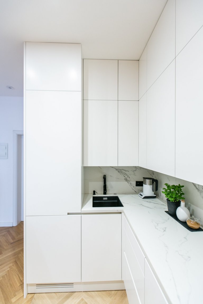 Při první schůzce jsem pochopila, že mě čeká náročný projekt, ale zároveň velká výzva. Klientka požadovala v bytě prohodit dispozičně kuchyň s koupelnou.…