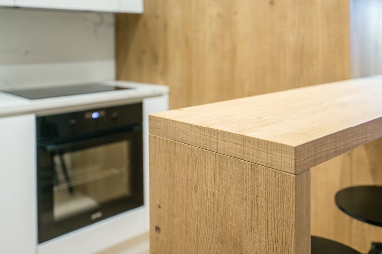 Při první schůzce jsem pochopila, že mě čeká náročný projekt, ale zároveň velká výzva. Klientka požadovala v bytě prohodit dispozičně kuchyň s koupelnou.…