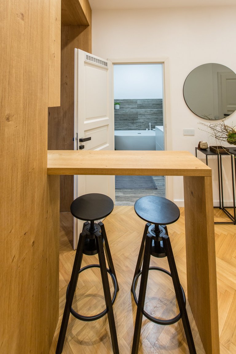 Při první schůzce jsem pochopila, že mě čeká náročný projekt, ale zároveň velká výzva. Klientka požadovala v bytě prohodit dispozičně kuchyň s koupelnou.…