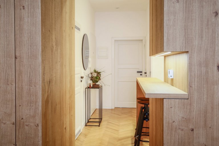 Při první schůzce jsem pochopila, že mě čeká náročný projekt, ale zároveň velká výzva. Klientka požadovala v bytě prohodit dispozičně kuchyň s koupelnou.…