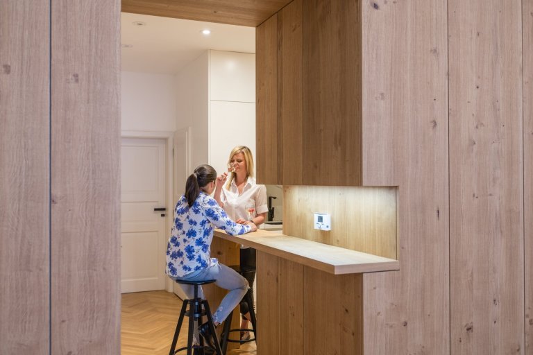 Při první schůzce jsem pochopila, že mě čeká náročný projekt, ale zároveň velká výzva. Klientka požadovala v bytě prohodit dispozičně kuchyň s koupelnou.…