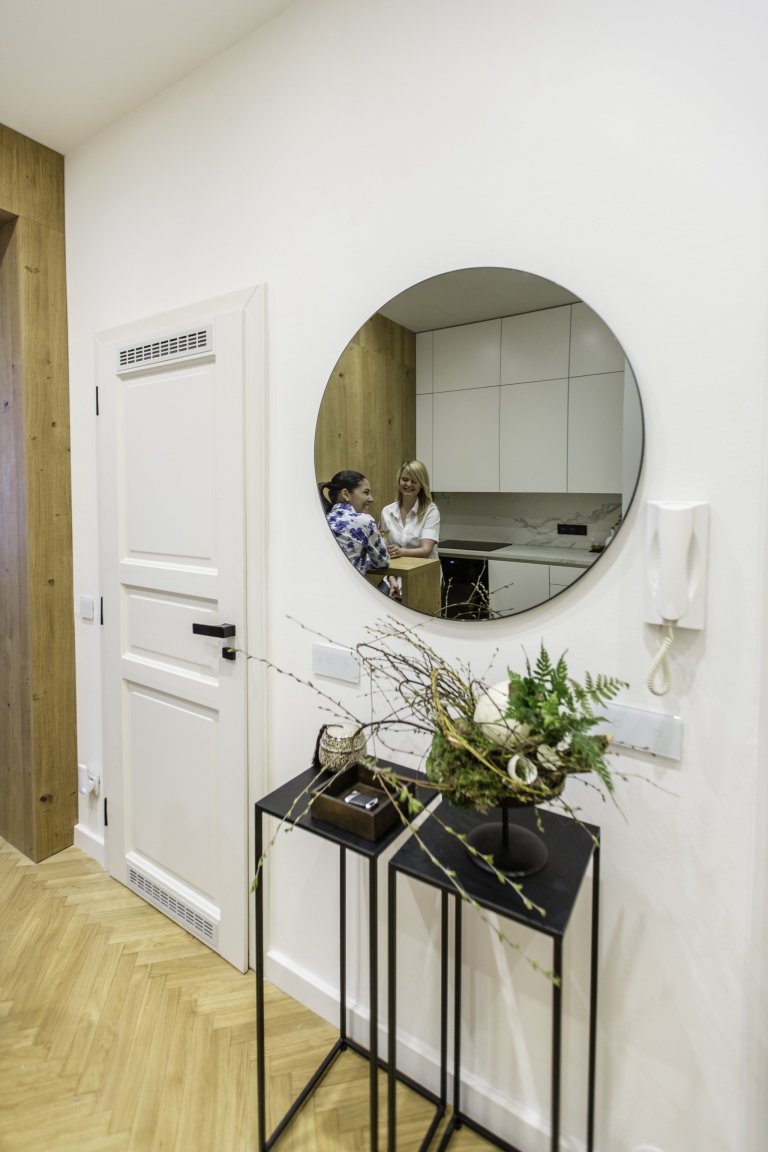 Při první schůzce jsem pochopila, že mě čeká náročný projekt, ale zároveň velká výzva. Klientka požadovala v bytě prohodit dispozičně kuchyň s koupelnou.…