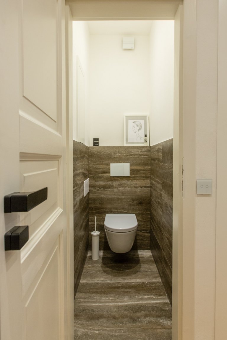 Při první schůzce jsem pochopila, že mě čeká náročný projekt, ale zároveň velká výzva. Klientka požadovala v bytě prohodit dispozičně kuchyň s koupelnou.…