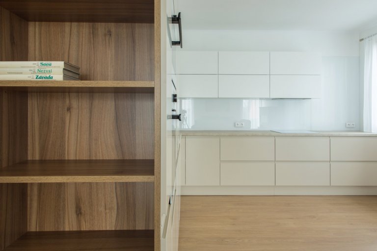 Praktická a nadčasová kuchyně do rodinného domu byla navržena tak, aby tvořila přirozenou součást prostoru. K tomu přispěl výběr barev, úchytky které jsou…