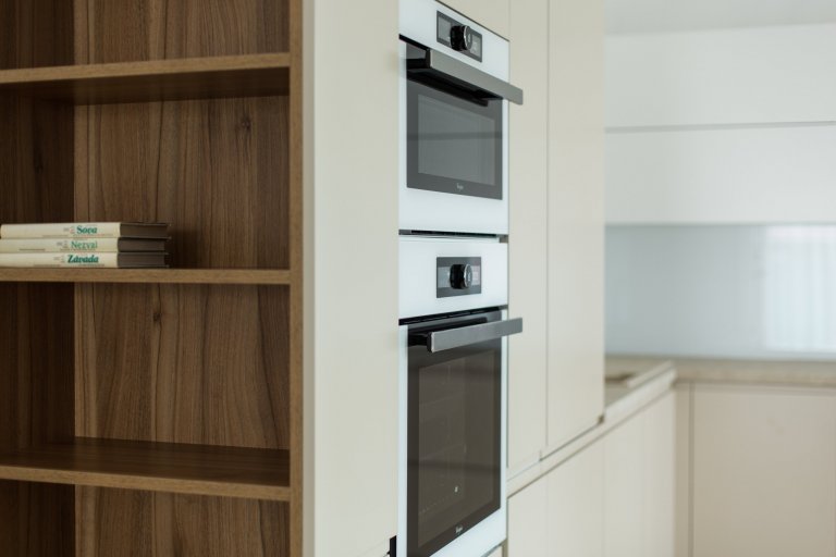 Praktická a nadčasová kuchyně do rodinného domu byla navržena tak, aby tvořila přirozenou součást prostoru. K tomu přispěl výběr barev, úchytky které jsou…