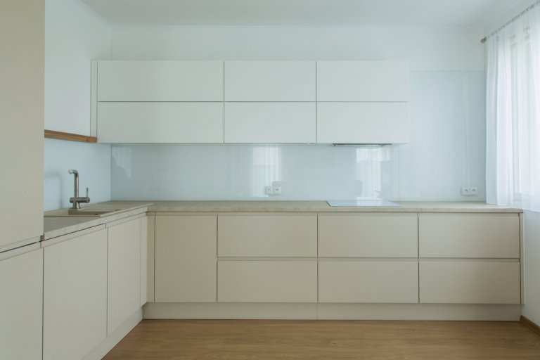 Praktická a nadčasová kuchyně do rodinného domu byla navržena tak, aby tvořila přirozenou součást prostoru. K tomu přispěl výběr barev, úchytky které jsou…