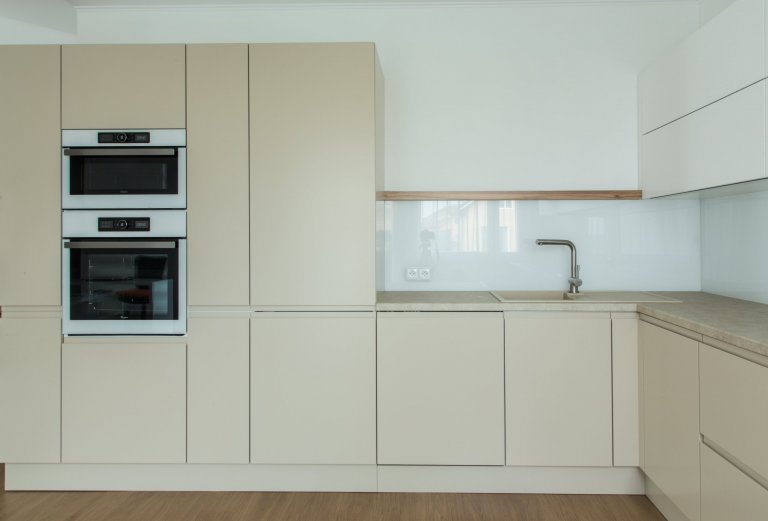 Praktická a nadčasová kuchyně do rodinného domu byla navržena tak, aby tvořila přirozenou součást prostoru. K tomu přispěl výběr barev, úchytky které jsou…