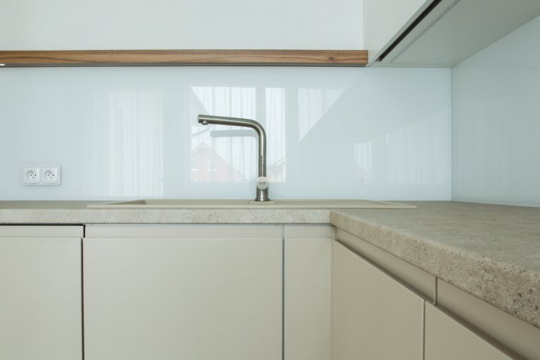 Praktická a nadčasová kuchyně do rodinného domu byla navržena tak, aby tvořila přirozenou součást prostoru. K tomu přispěl výběr barev, úchytky které jsou…