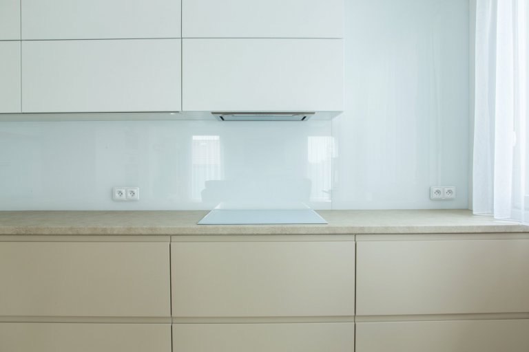 Praktická a nadčasová kuchyně do rodinného domu byla navržena tak, aby tvořila přirozenou součást prostoru. K tomu přispěl výběr barev, úchytky které jsou…