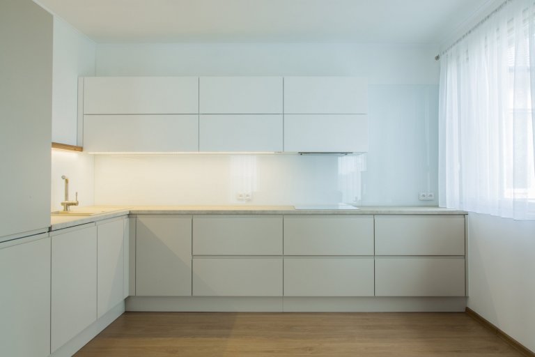 Praktická a nadčasová kuchyně do rodinného domu byla navržena tak, aby tvořila přirozenou součást prostoru. K tomu přispěl výběr barev, úchytky které jsou…