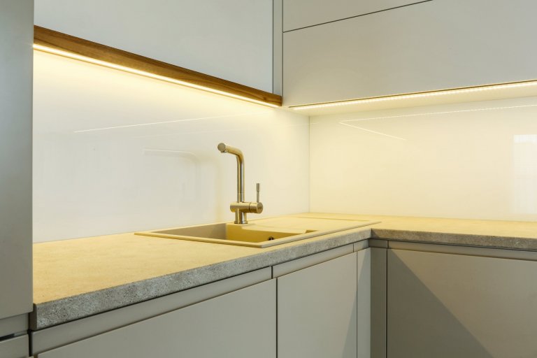 Praktická a nadčasová kuchyně do rodinného domu byla navržena tak, aby tvořila přirozenou součást prostoru. K tomu přispěl výběr barev, úchytky které jsou…