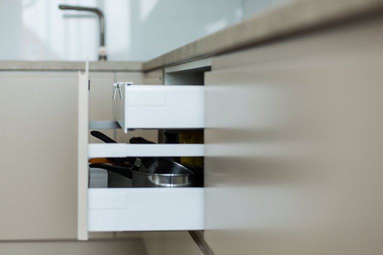 Praktická a nadčasová kuchyně do rodinného domu byla navržena tak, aby tvořila přirozenou součást prostoru. K tomu přispěl výběr barev, úchytky které jsou…