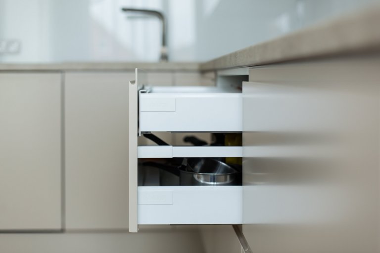 Praktická a nadčasová kuchyně do rodinného domu byla navržena tak, aby tvořila přirozenou součást prostoru. K tomu přispěl výběr barev, úchytky které jsou…