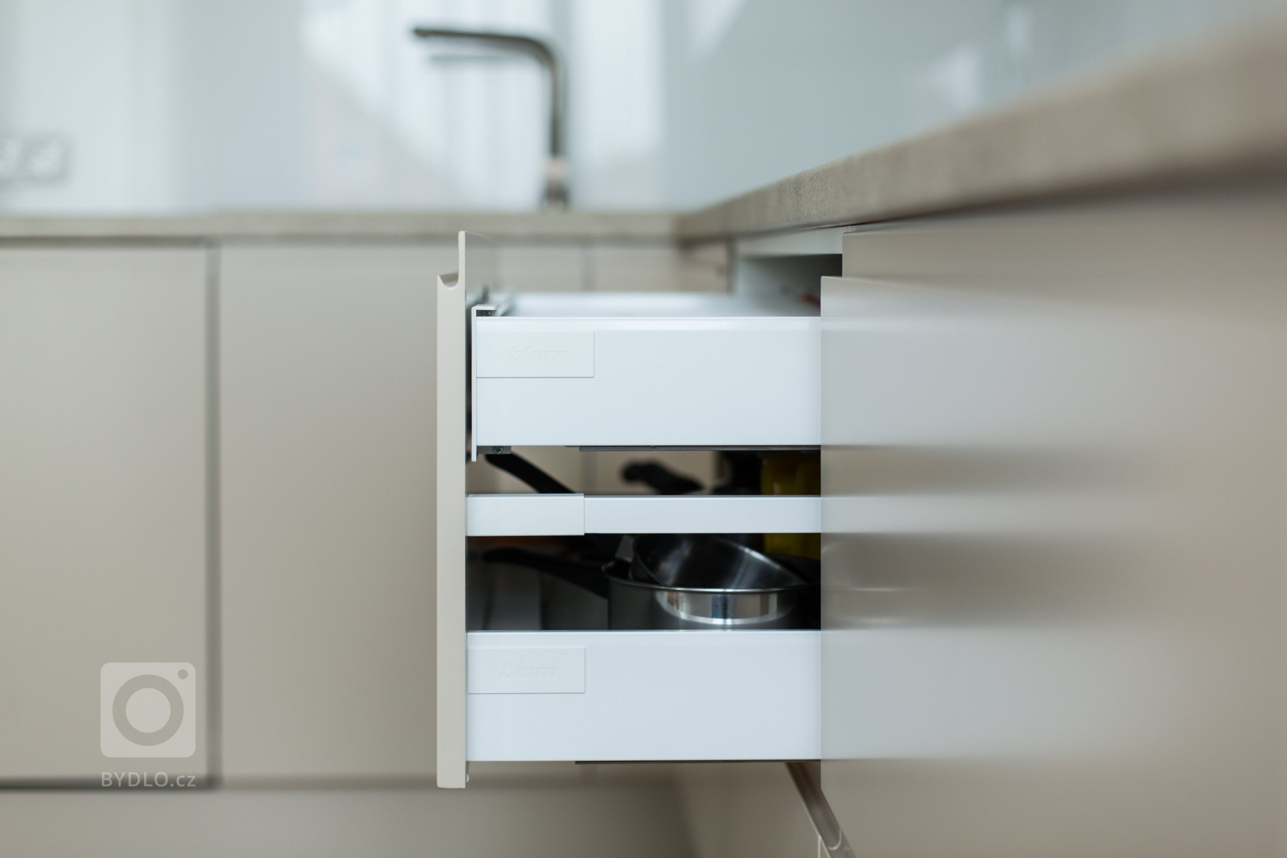 Praktická a nadčasová kuchyně do rodinného domu byla navržena tak, aby tvořila přirozenou součást prostoru. K tomu přispěl výběr barev, úchytky které jsou…