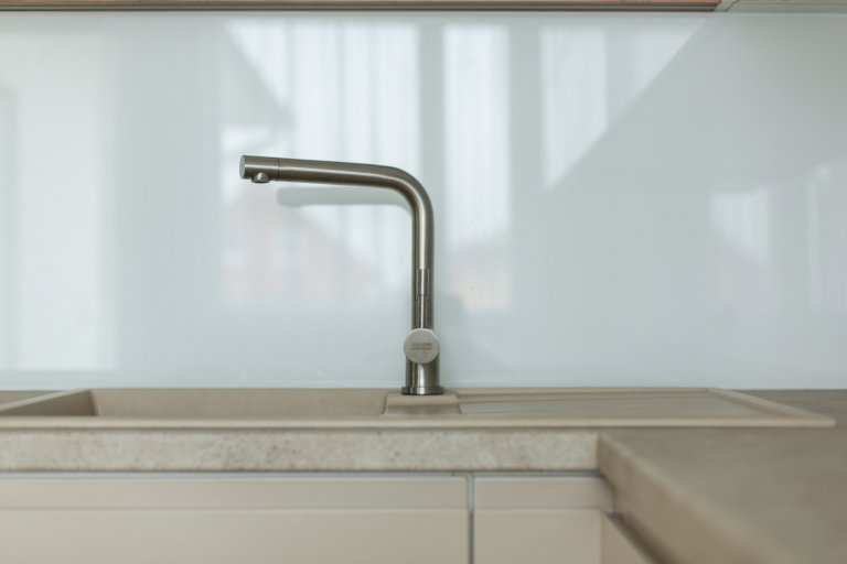 Praktická a nadčasová kuchyně do rodinného domu byla navržena tak, aby tvořila přirozenou součást prostoru. K tomu přispěl výběr barev, úchytky které jsou…