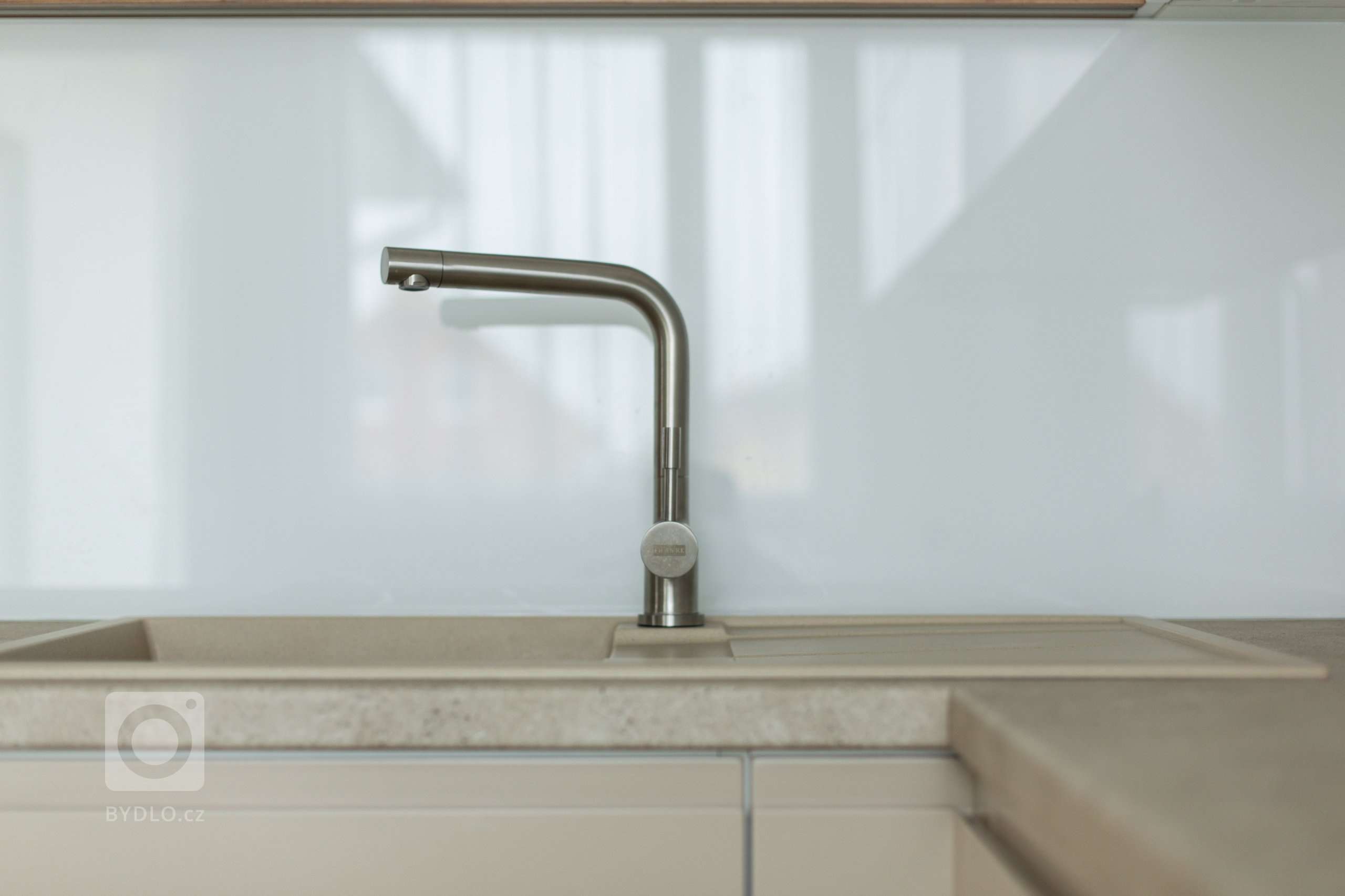 Praktická a nadčasová kuchyně do rodinného domu byla navržena tak, aby tvořila přirozenou součást prostoru. K tomu přispěl výběr barev, úchytky které jsou…